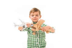 可爱的小男孩玩玩具飞机孤立的白色背景