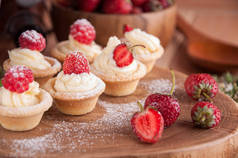 Tartlets 奶油, 覆盆子, 草莓.