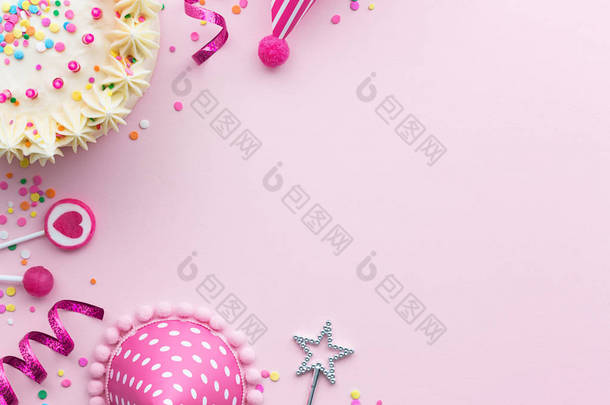 粉红色生日宴会背景与生日蛋糕和党帽子