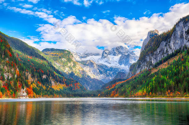 风景秀丽的山水风光与 Dachstein 山山顶由岣梢湖山湖在秋天萨尔茨卡梅谷区域上部奥地利奥地利