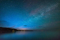 银河和星星在水面上的夜晚