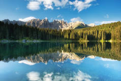 山和森林反射在水面上。自然风景在白云岩阿尔卑斯在意大利