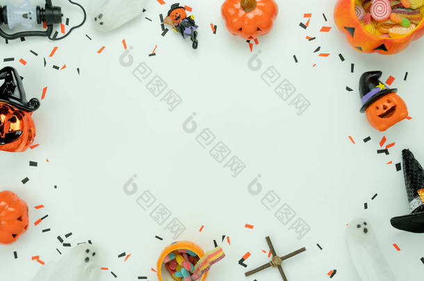 桌面上观看空中装饰图片万圣节快乐的背景概念。平躺配件的基本对象为党的南瓜和甜糖果白色木。创意设计空间.