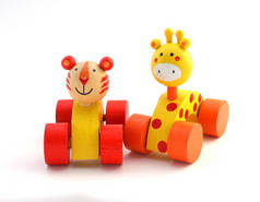 儿童玩具。车轮上的木制动物形象。老虎和长颈鹿。隔离在白色背景上.