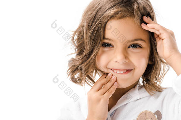 微笑的孩子感人的脸和看在白色查出的相机纵向