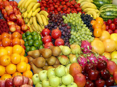 背景新鲜采摘的苹果, 梨, 香蕉, 葡萄, 草莓, 蔓越莓, 柠檬, 瓜, 覆盆子, 醋栗, 黑莓, 桃子, 醋栗, 杏子, 桃子