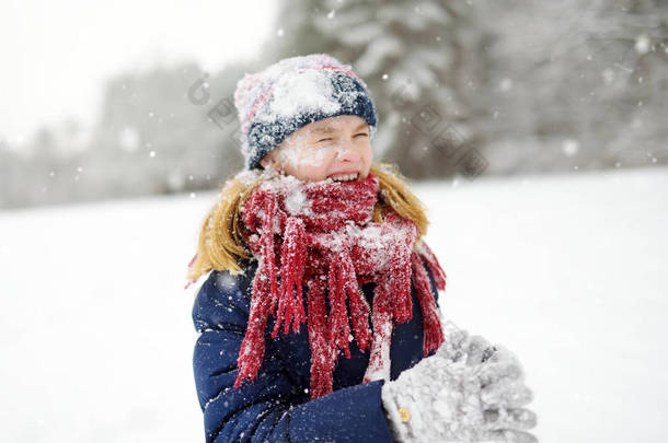 可爱的小女孩，美丽的冬季公园玩得开心。可爱的孩子在雪地里玩。孩子们的冬季活动