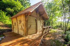 在斯洛文尼亚肾上腺素检查生态度假村的树林里手工建造了奇幻之家.