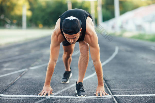 跑者在开始。体育场赛道起跑线上的短跑运动员