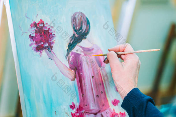 女人在画布上画一幅画。艺术学院或绘画学校。女孩在画架上画画。唯一未知的艺术家, 画笔和帆布的手.
