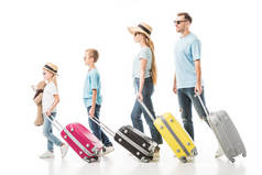 家庭步行与五颜六色的行李查出在白色