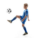 年轻的男孩做飞踢的足球球