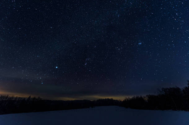 在<strong>夜晚</strong>的<strong>夜晚</strong>, 在喀尔巴泰山脉的星空中