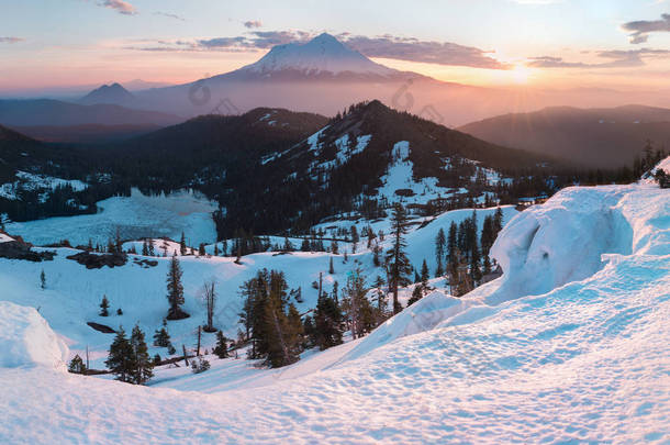 杰斐逊山高10,492英尺,是俄勒冈州第二高的山峰。杰斐逊山荒<strong>野地</strong>区,俄勒冈州 雪覆盖俄勒冈州中部卡斯卡德火山杰斐逊山上升以上松树林