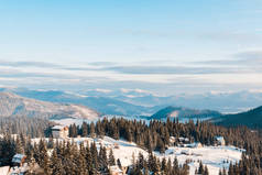 阳光普照的雪山小村风景