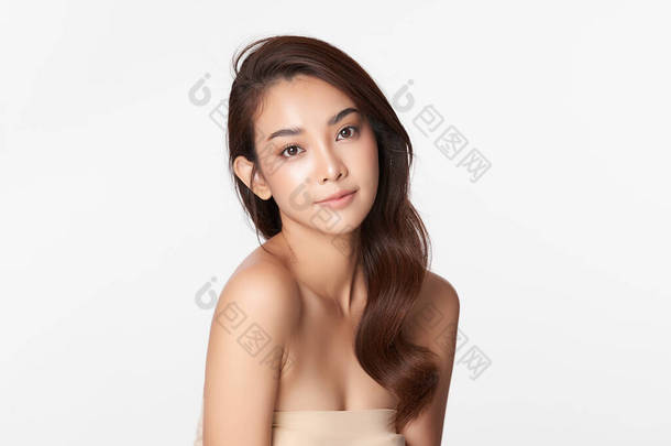 年轻美丽的亚洲女人，有着洁白的背景、脸蛋护理、面部护理、<strong>美容美发</strong>、<strong>美容美发</strong>、水疗、亚洲女性肖像