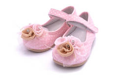 粉色的宝宝鞋上白色孤立