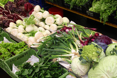 帕尔马意大利-生菜、 花菜、 白菜和茴香蔬菜市场摊位