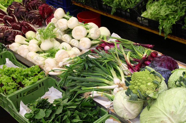 帕尔马意大利-生菜、 花菜、 白菜和茴香蔬<strong>菜市场</strong>摊位
