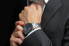 男人的手和手表.