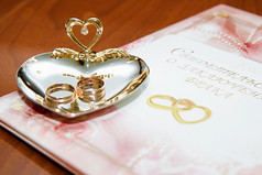 结婚戒指和结婚证