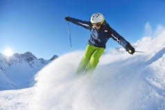 在阳光明媚的冬季，滑雪场上的新雪