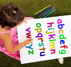 女孩写字母显示孩子学习
