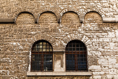 在古代房子在普拉，克罗地亚的拱形的窗