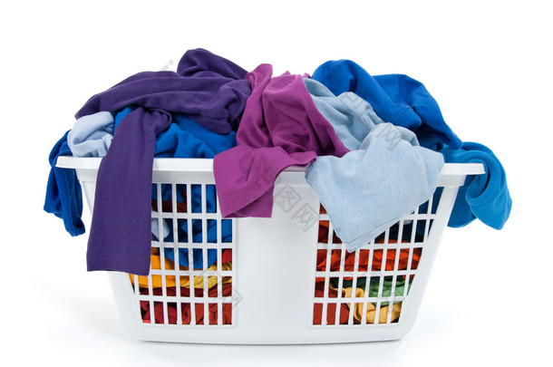 色彩鲜艳的衣服在洗衣篮里。蓝、 靛蓝、 紫色.