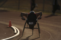 轮椅运动员在马拉松比赛期间