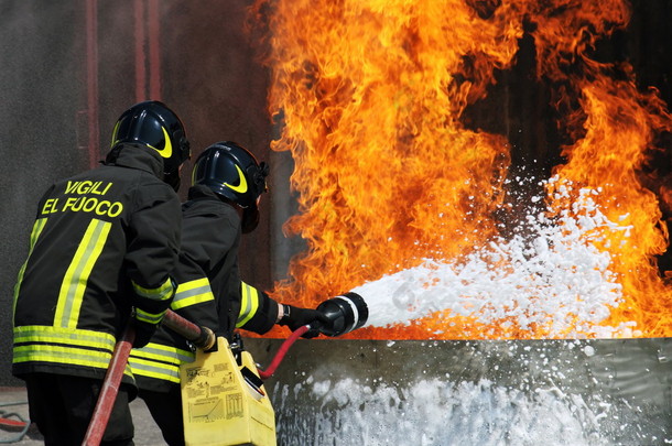 消防队员扑灭火灾危险在训练中，f 期间