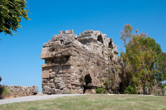 在一侧，土耳其古城墙的废墟