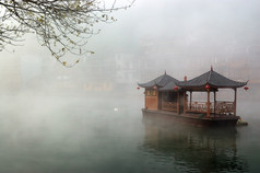 中国景观的雾河上的船
