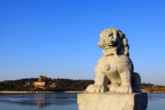 石头狮子雕塑的十七孔桥栏杆