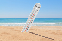在海边，检查温度在海滩上的温度计