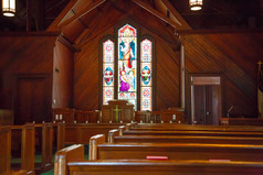 木长椅和小教堂的彩色玻璃