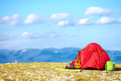 多彩的帐篷露营在山中。克里米亚