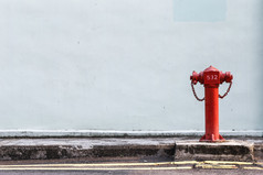在大街上，红色消防泵
