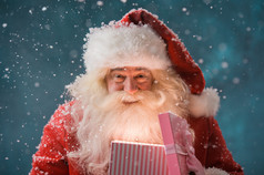 快乐圣诞老人打开他在北极的圣诞礼物