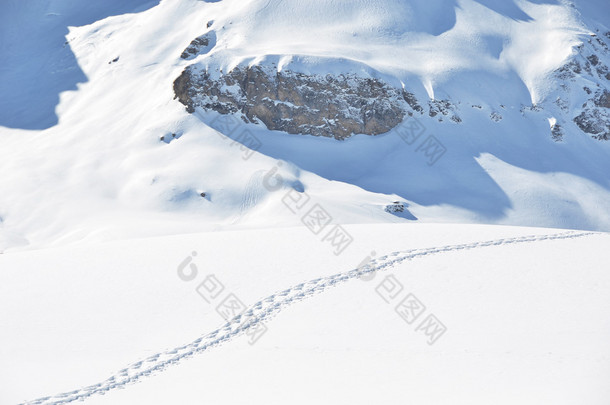 在雪地上的<strong>脚步声</strong>。melchsee-frutt 瑞士