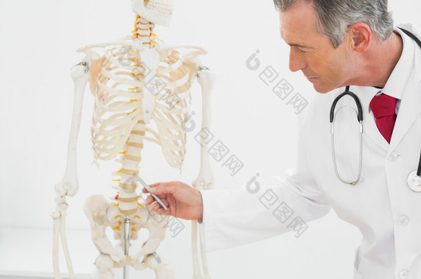 säker läkare förklarar ryggraden i <strong>office</strong>