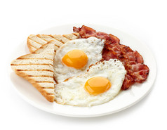 煎的鸡蛋、 培根和面包一起吃早餐