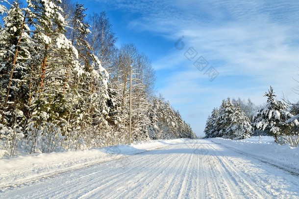 在阳光明媚的冬日农村道路。<strong>经典</strong>雪覆盖<strong>冬季</strong>景观