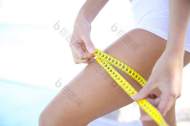 女人测量腿线条