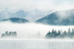 大雾在上午早在山的湖面上