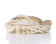 用金色和白色的珍珠做成的首饰