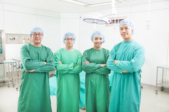 站在手术室的专业外科医生团队