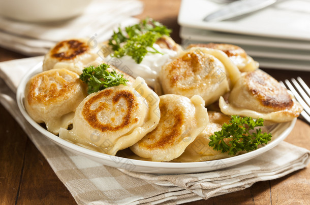 自制波兰 pierogis 有酸奶油