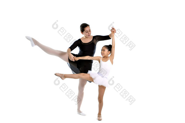 年轻小女孩芭蕾舞演员学习<strong>舞蹈</strong>课芭蕾舞<strong>老师</strong>