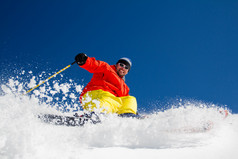 滑雪、 滑雪、 在新鲜粉雪-男子下坡滑雪自由式滑雪